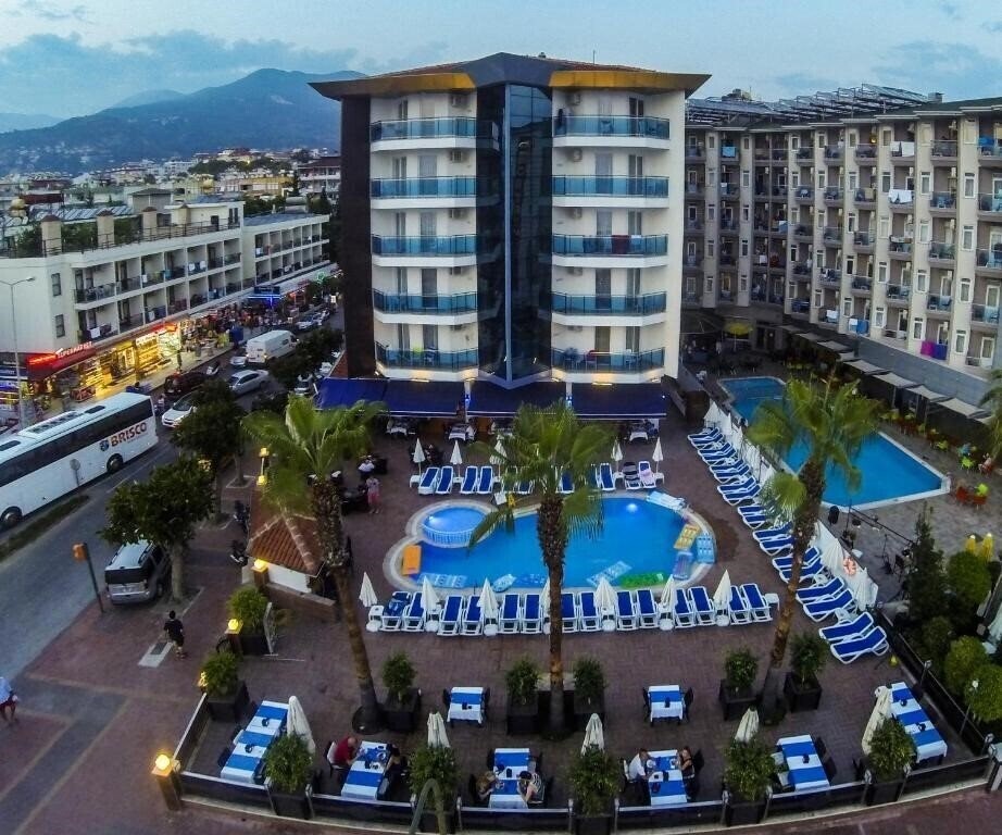 Отель Parador Beach Hotel 3*