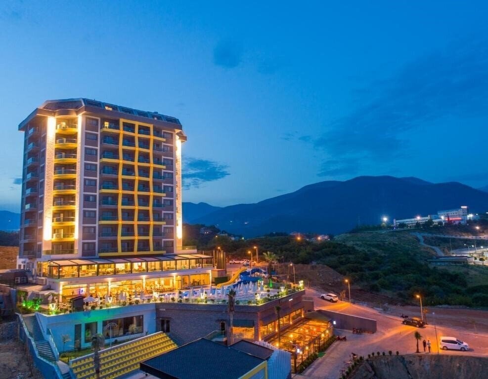 Готель Campus Hill Hotel 5*