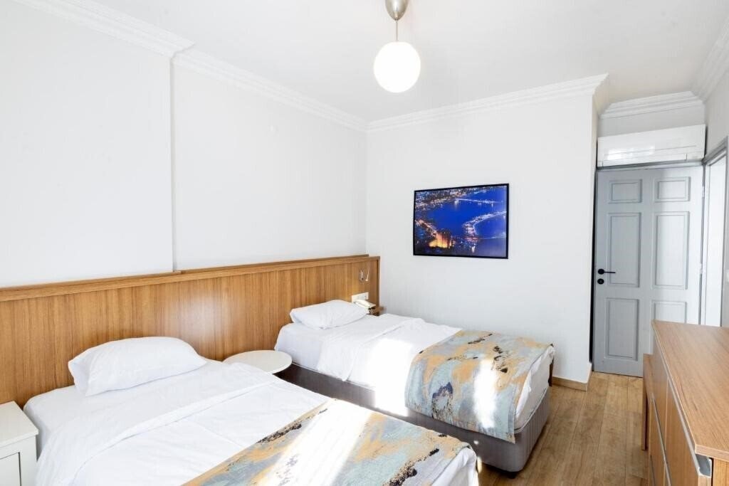 Готель Comfort Suites 3*