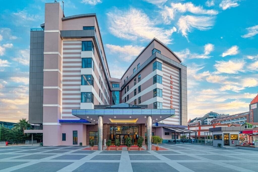 Фотография Lonicera Premium 4*