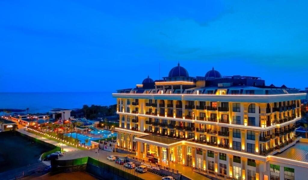 Готель Serenity Queen Hotel 5*