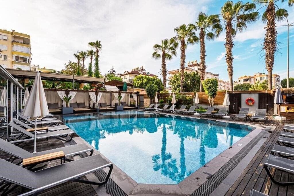 Отель HMA Hotel & Suites 3*