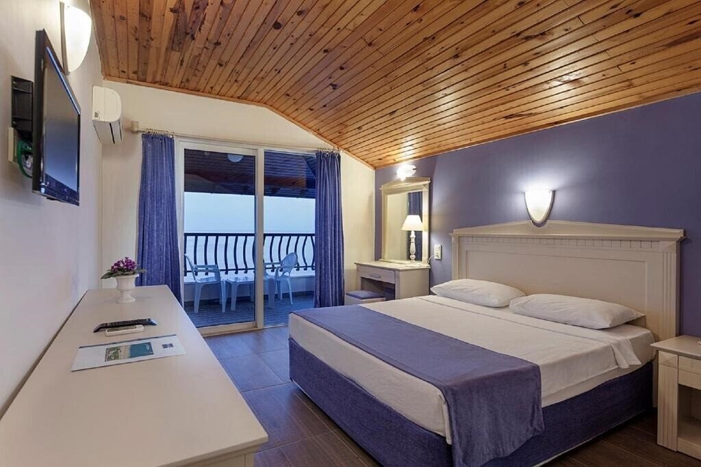 Фото Club Turtas Beach Hotel 4*