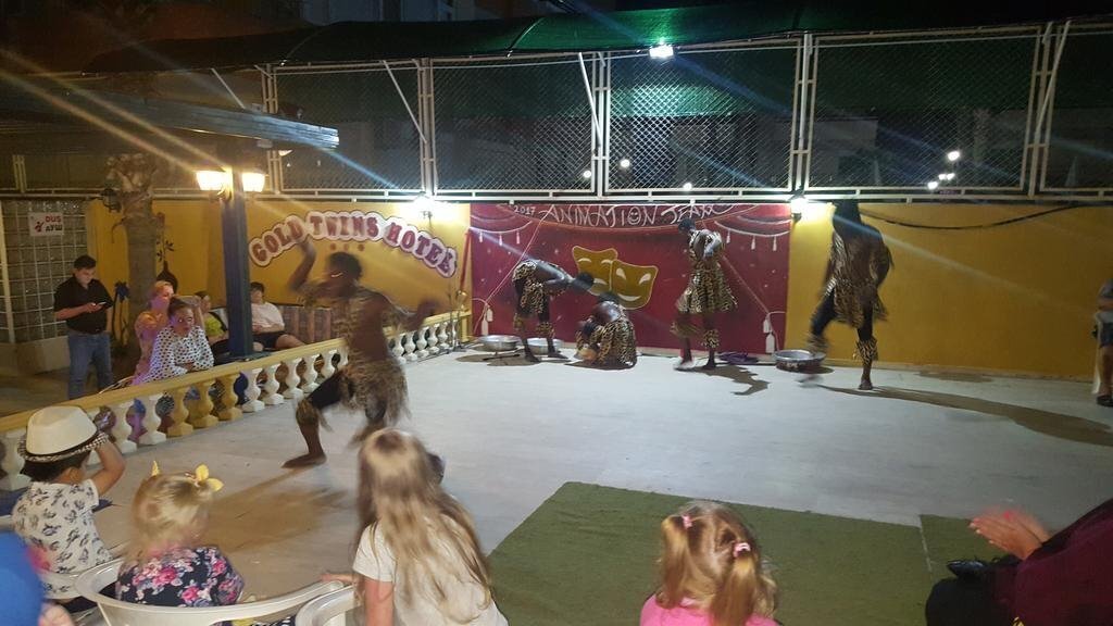 Готель Gold Twins Suit Hotel 3*