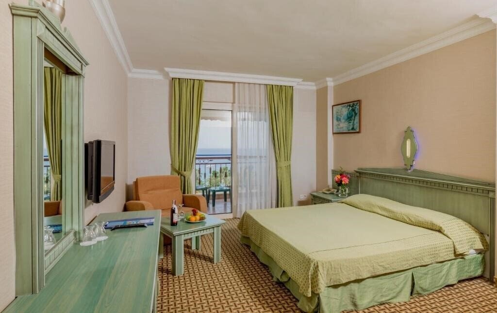 Отель Holiday Park Resort 5*