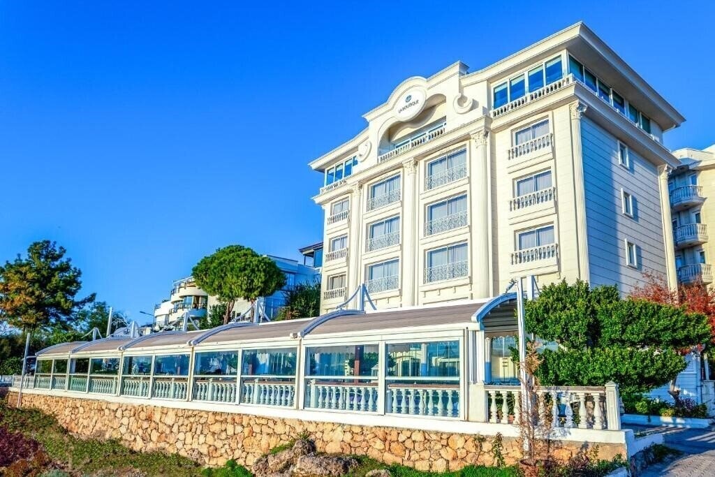Готель La Boutique Hotel & Suites 4*
