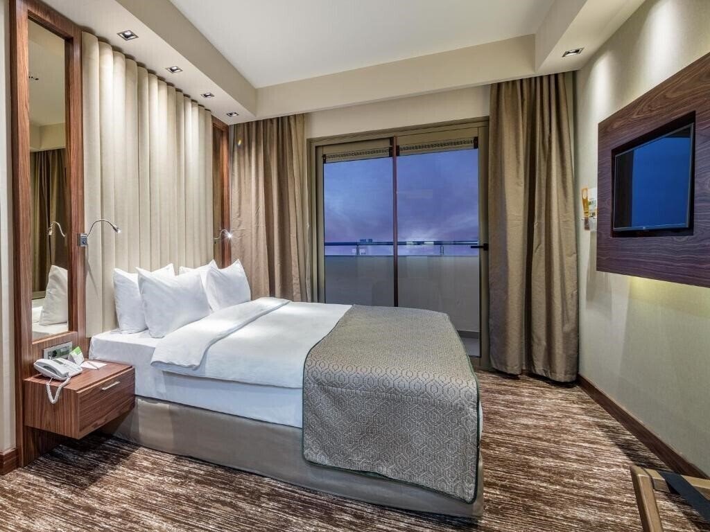 Фотография Holiday Inn Antalya Lara by IHG 4*