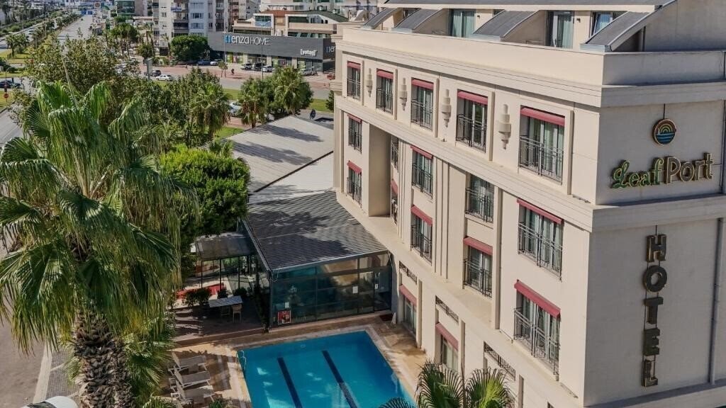 Готель Leaf Port Hotel 3*