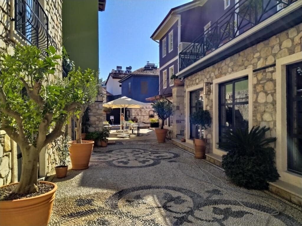 Отель Fiore Garden Suites 4*
