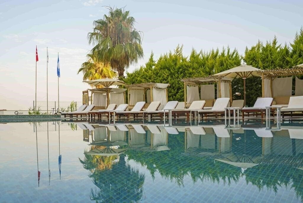 Готель Qinn Hotel 3*