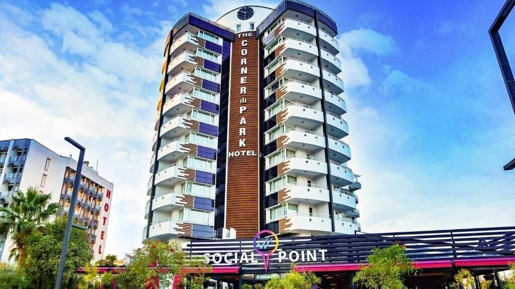 Готель The Corner Park Hotel 3*