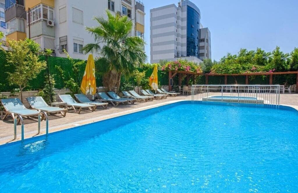 Готель Citrus Luna Suite Hotel 3*
