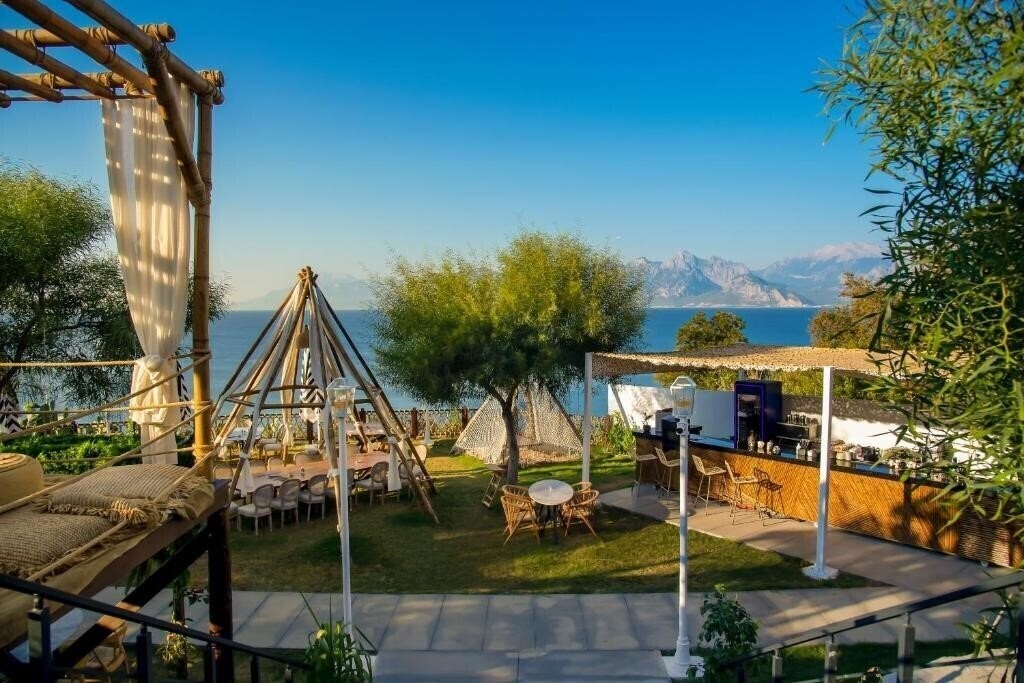Отель Lucky Monkey Hotel 3*