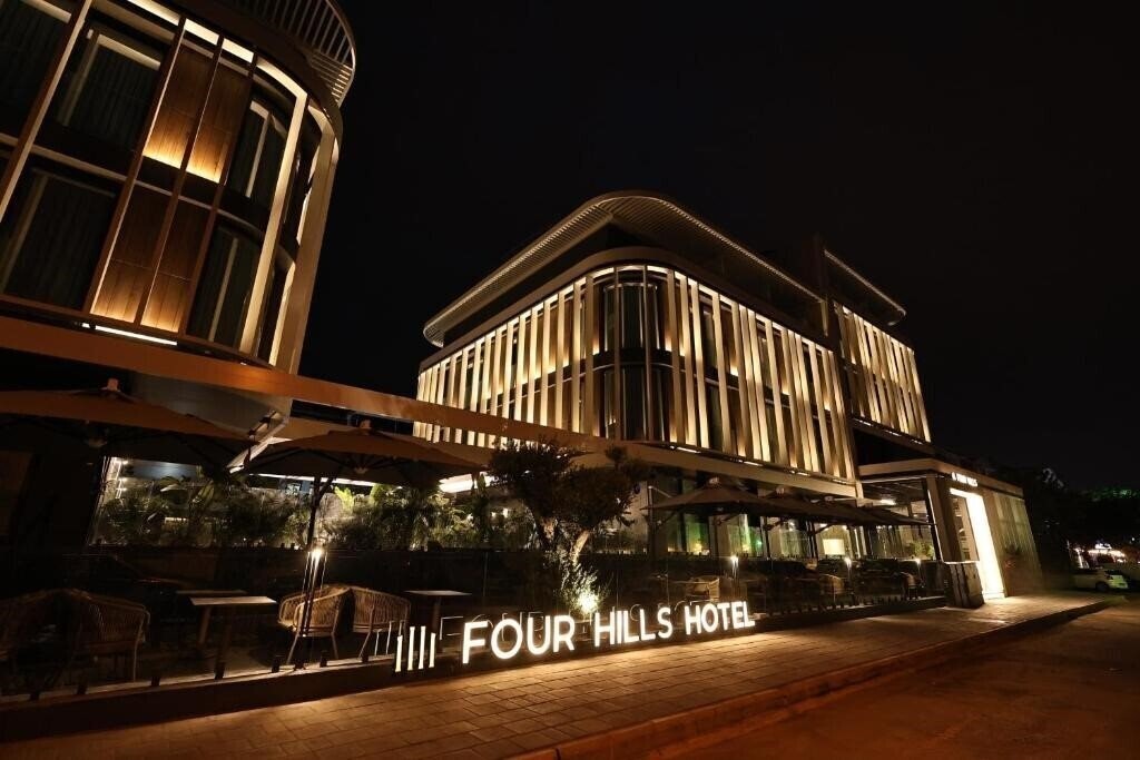 Готель Four Hills Hotel 3*