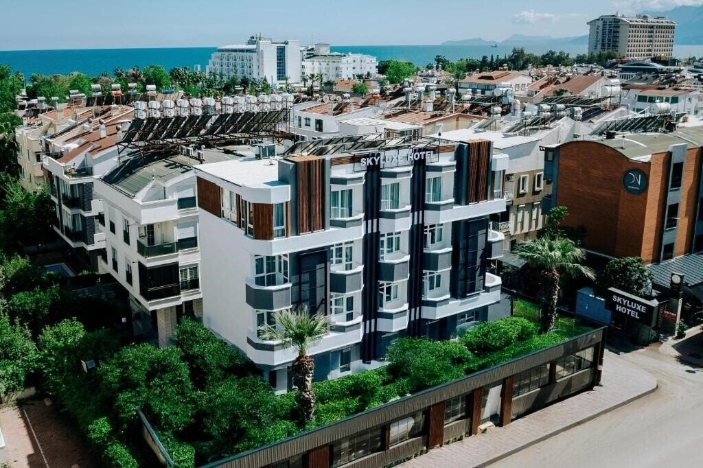Отель Sky Luxe Hotel 3*