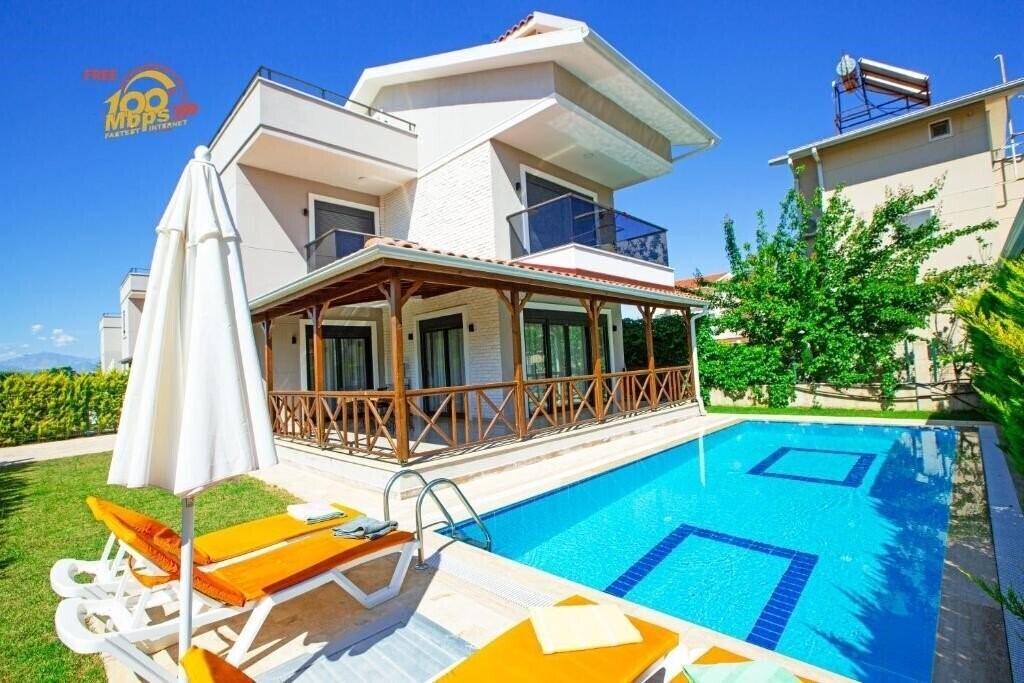 Готель Paradise Town Villa Lisa 3*