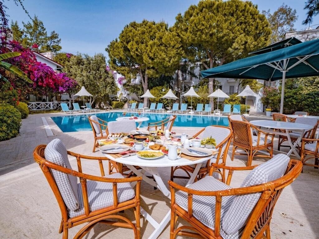 Фото Moonshine Hotel & Suites 3*