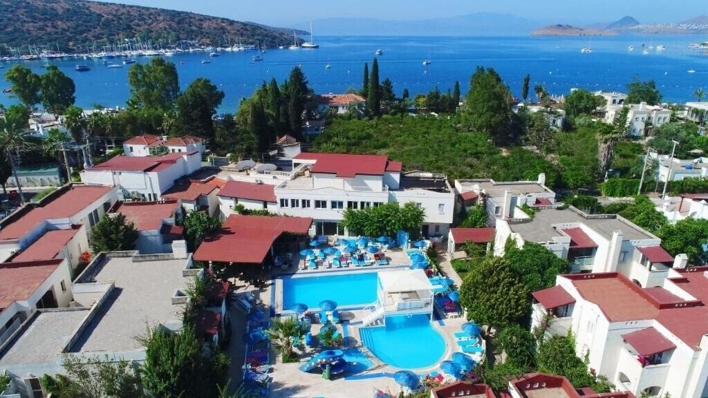 Отель Summer Garden Suites & Beach Hotel 3*