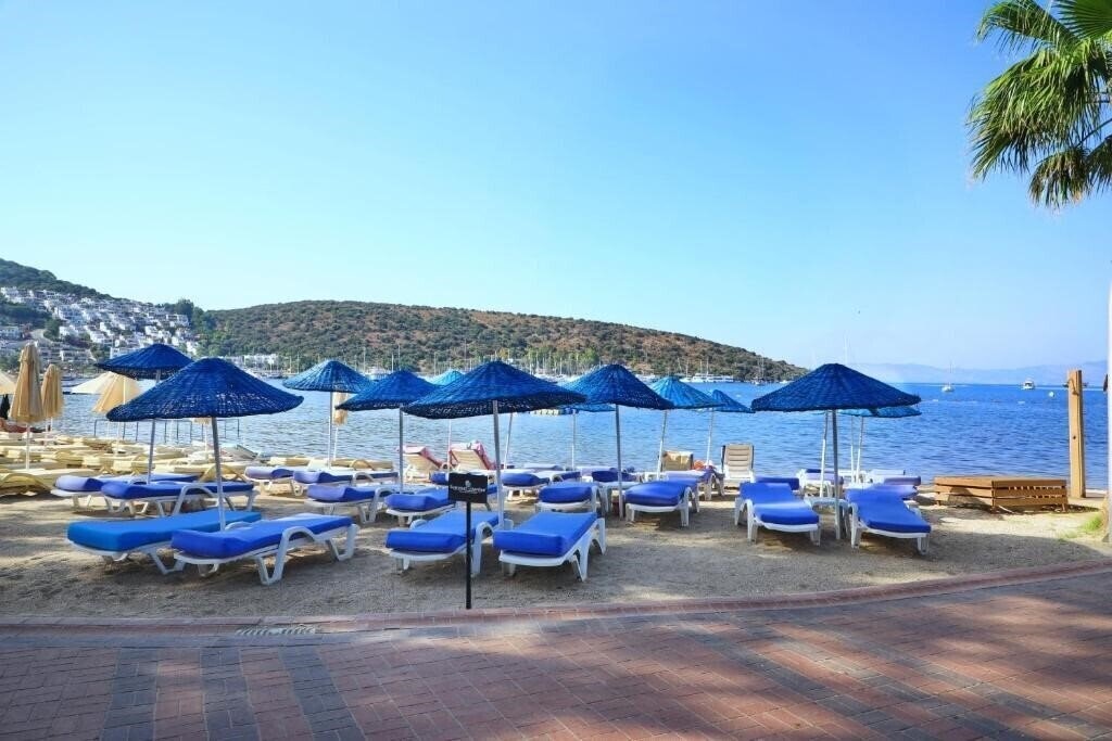 Картинка Summer Garden Suites & Beach Hotel 3*