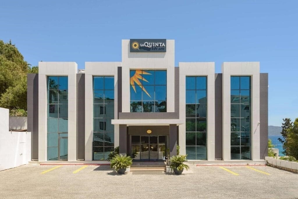 Отель La Quinta By Wyndham Bodrum 4*