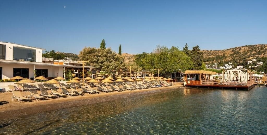 Готель Daphnis Hotel 4*