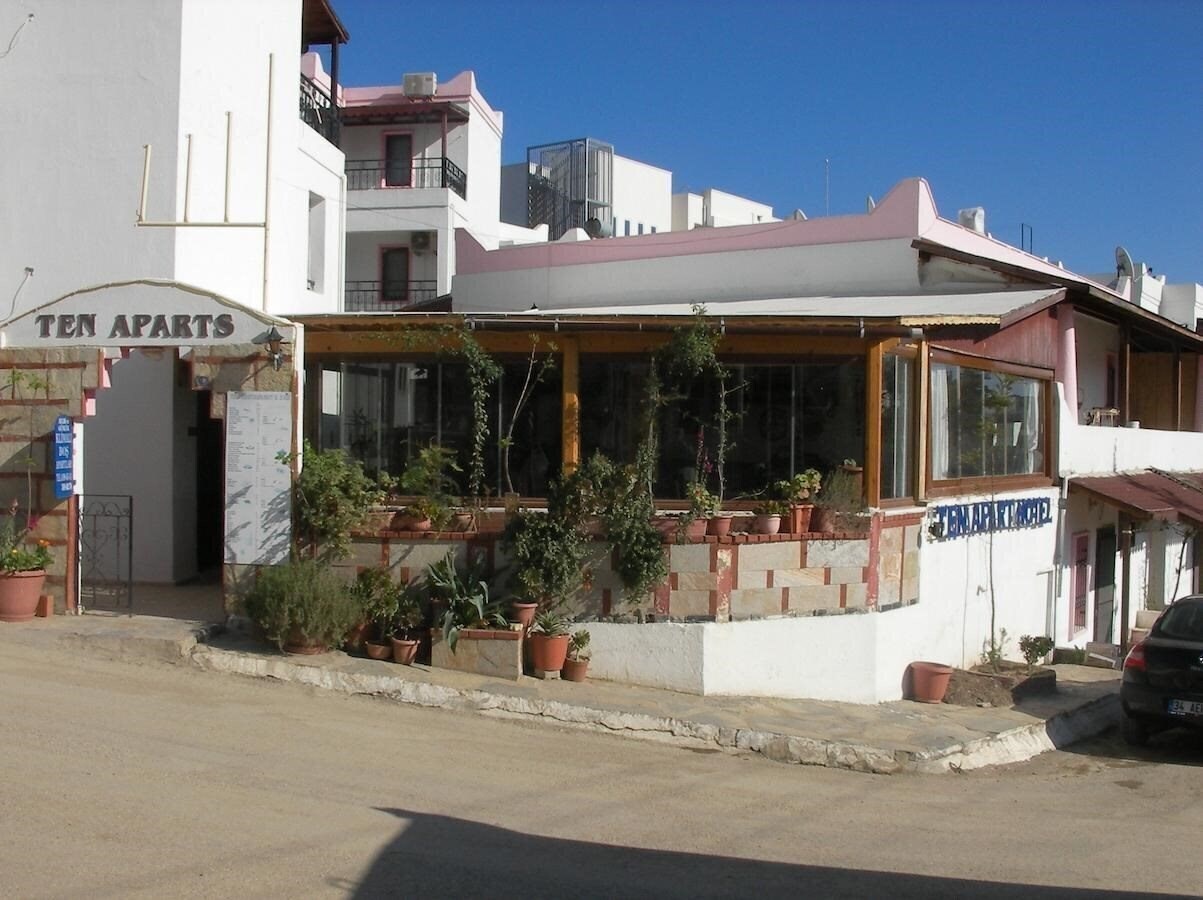 Готель Ten Apart Hotel 3*