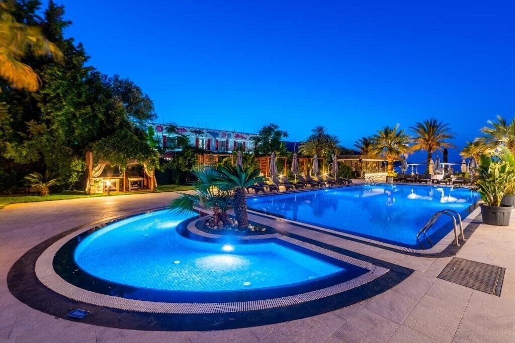 Изображение Moyo Luxury Hotel & Beach (ex. Moyo Luxury Boutique Hotel & Beach, Moyo Beach Hotel) 4*