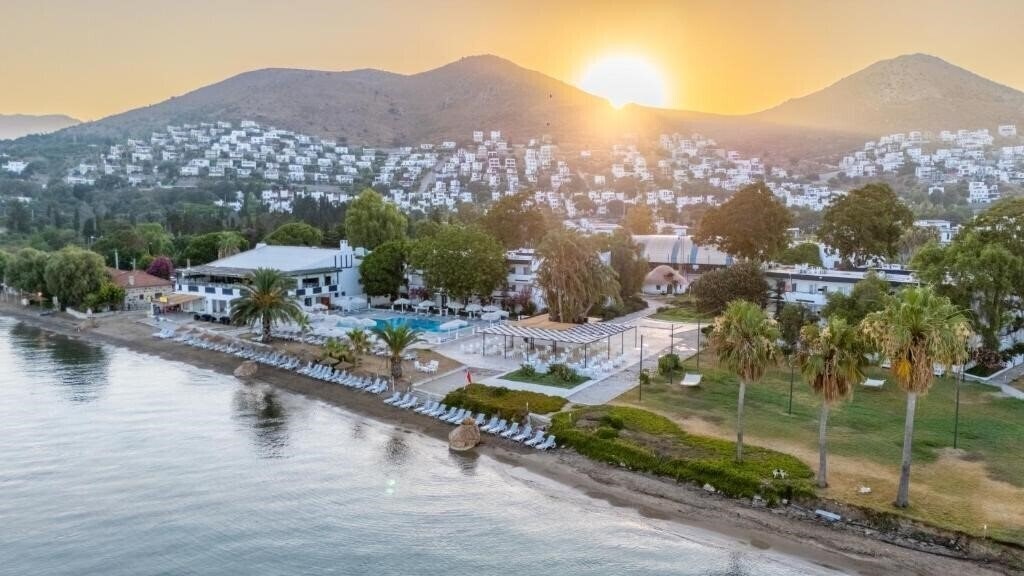 Готель Regulus Beach Resort 4*
