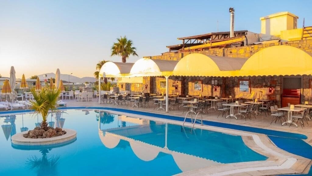 Готель Sunpoint Suites Hotel 3*