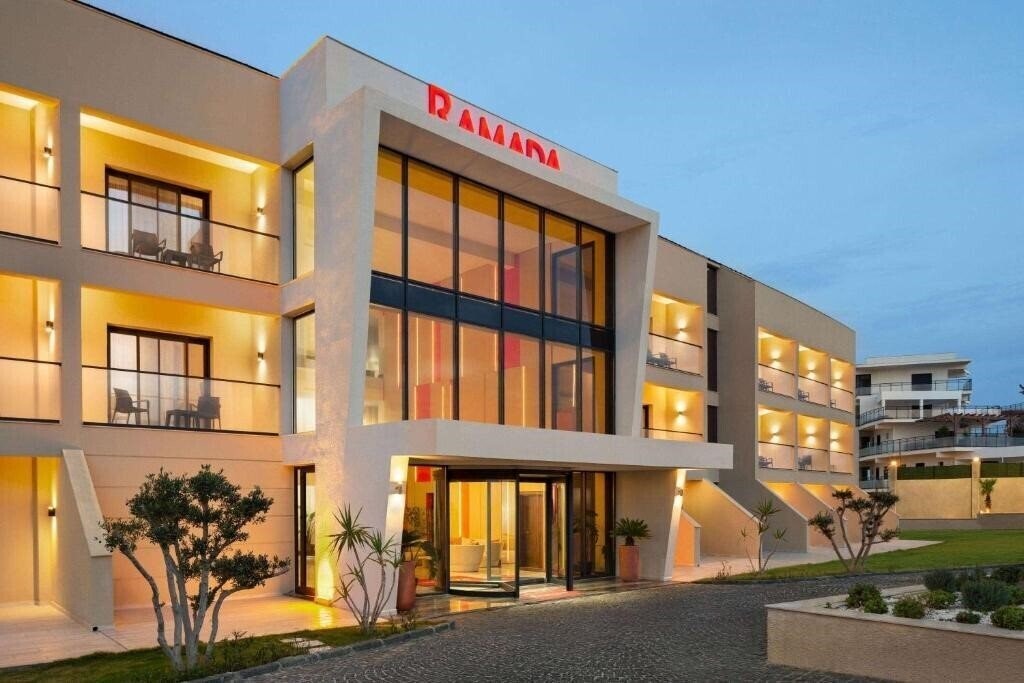 Готель Ramada by Wyndham Cesme 3*
