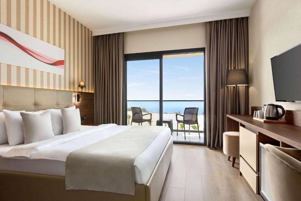 Готель Ramada by Wyndham Cesme 3*