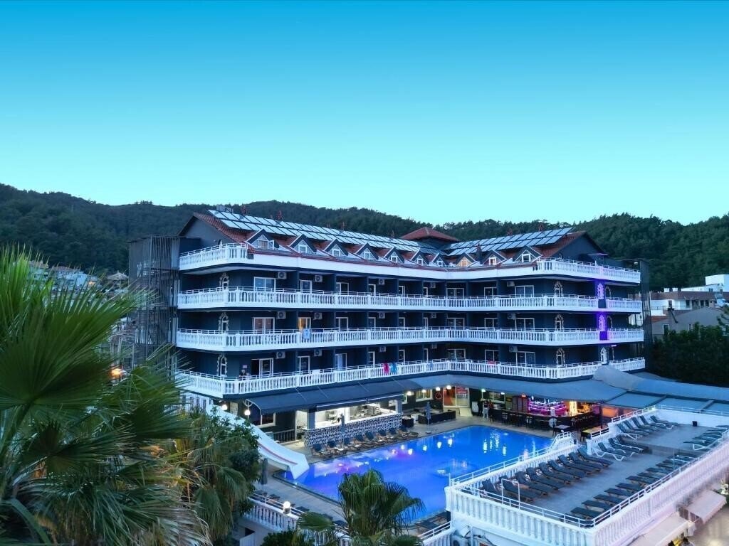 Готель Mustis Royal Plaza 3*