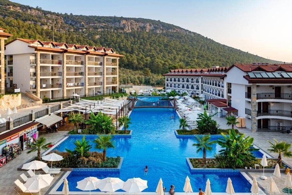 Готель Ramada Resort Akbuk 5*