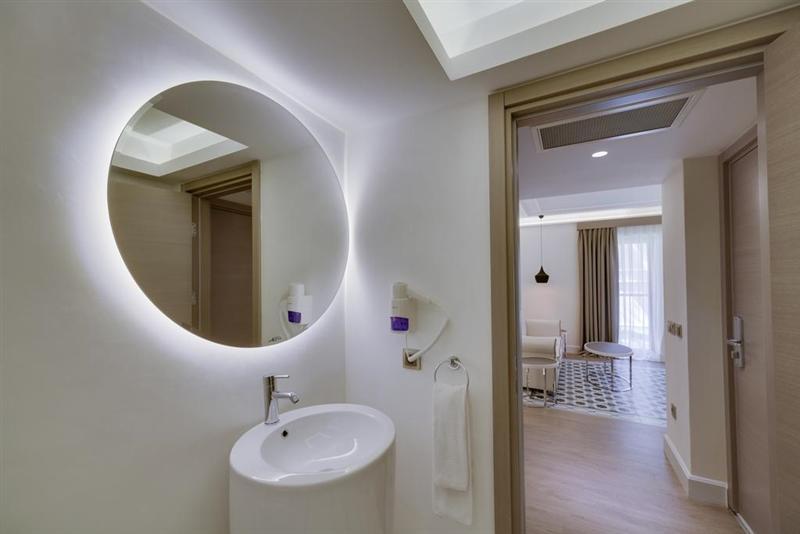 Зображення The Roxy Luxury Nature 5*