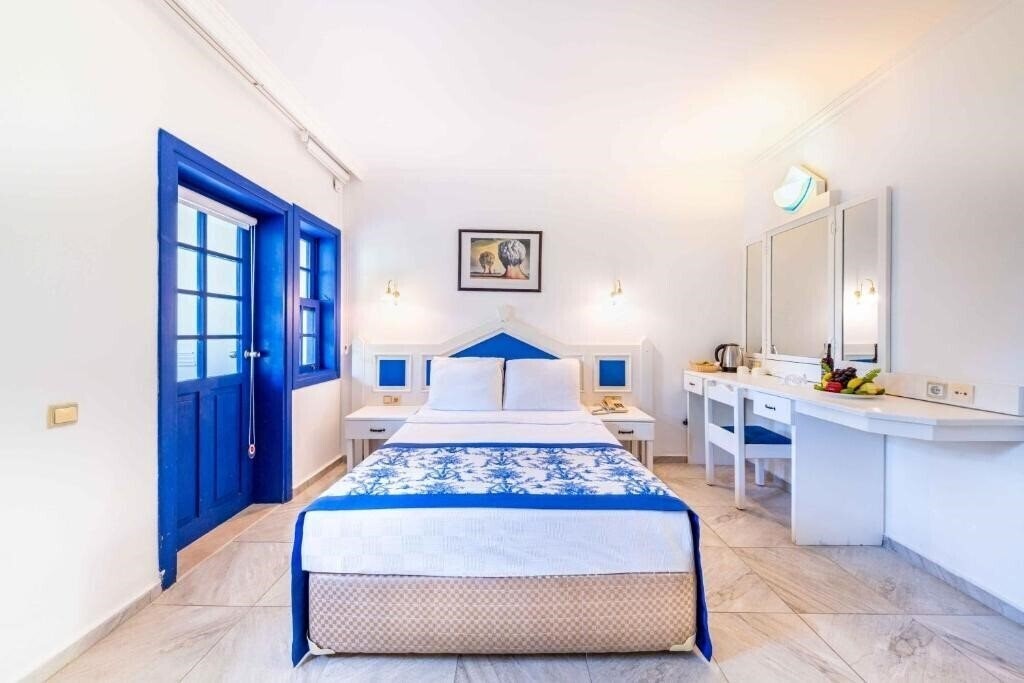Фото Oludeniz Beach Resort by Z Hotels 4*