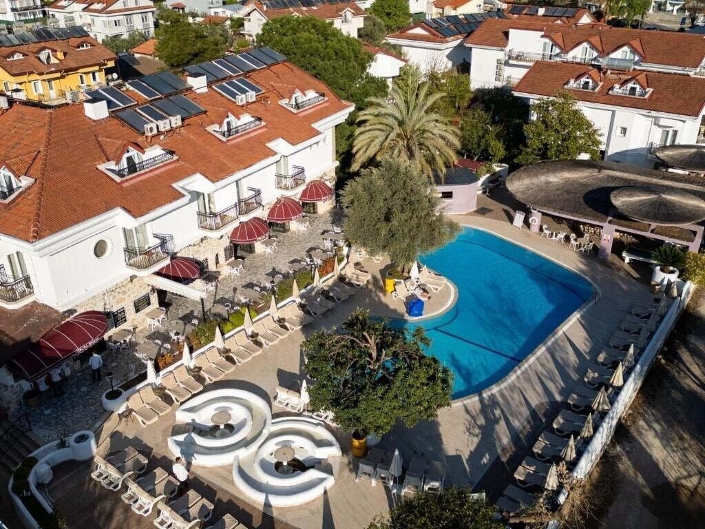 Отель The PineHill Hotel & Suites 3*