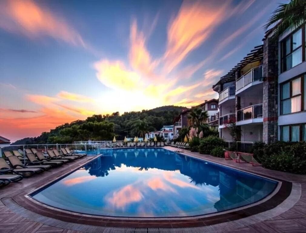 Отель Azure Palm Suites 4*