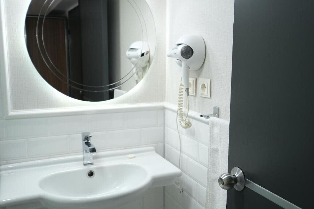 Фотографія Ustun Otel Alsancak 3*