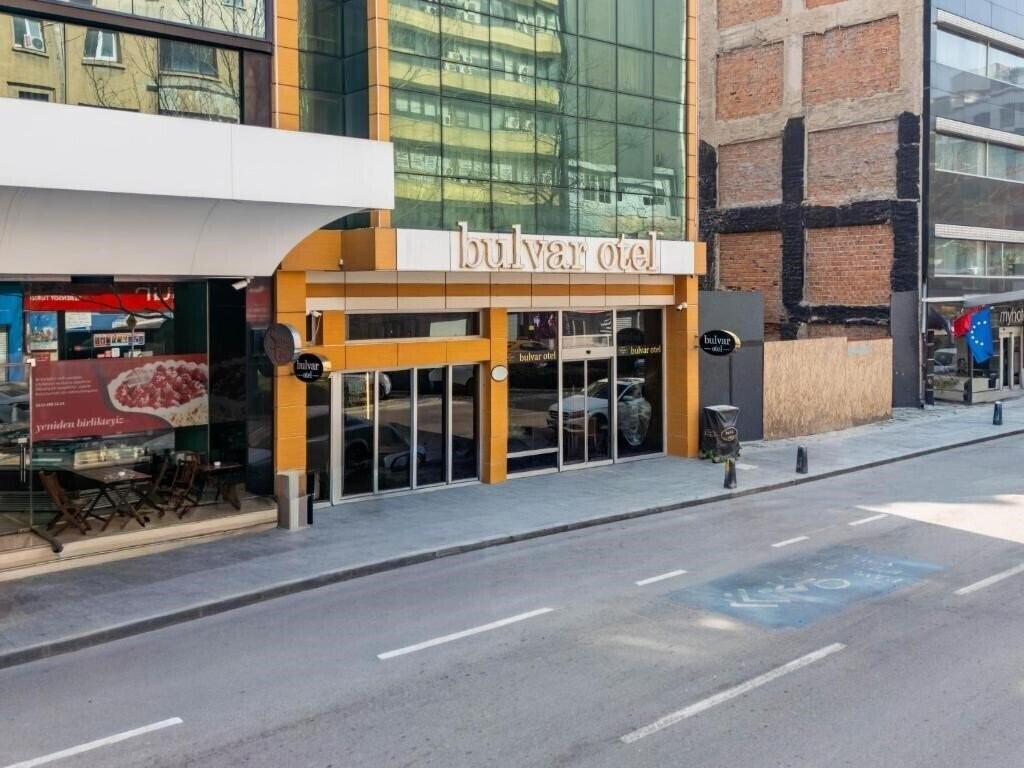 Готель Bulvar Hotel 3*