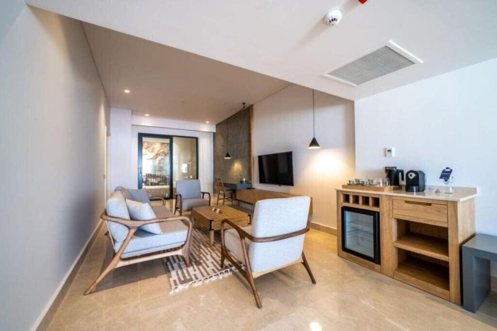 Фото Lures Hotel 4*