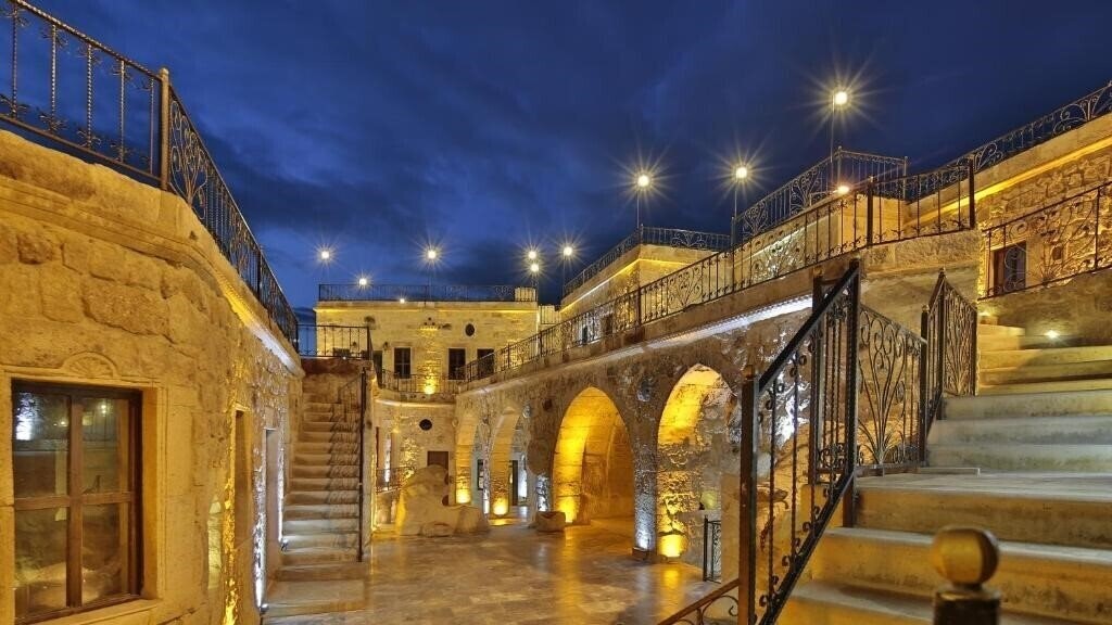 Готель Golden Cave Suites 4*