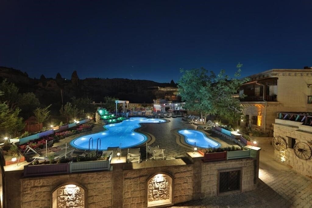 Отель Holiday Cave Hotel 3*