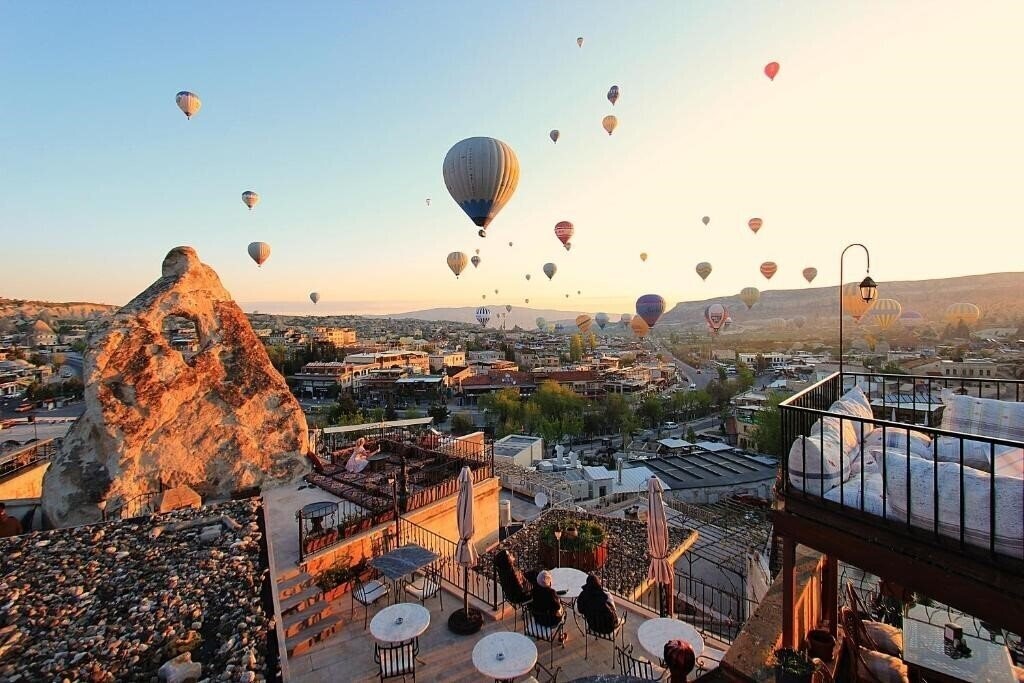 Отель Bedrock Cave Hotel -Adults Only 3*