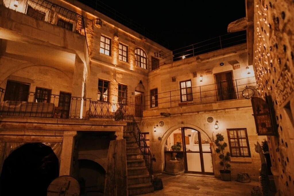 Готель Eagle Cave Inn 3*