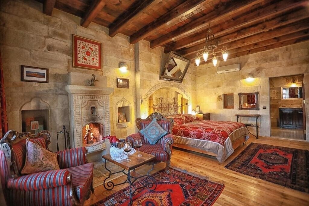 Готель Travellers Cave Pension 3*