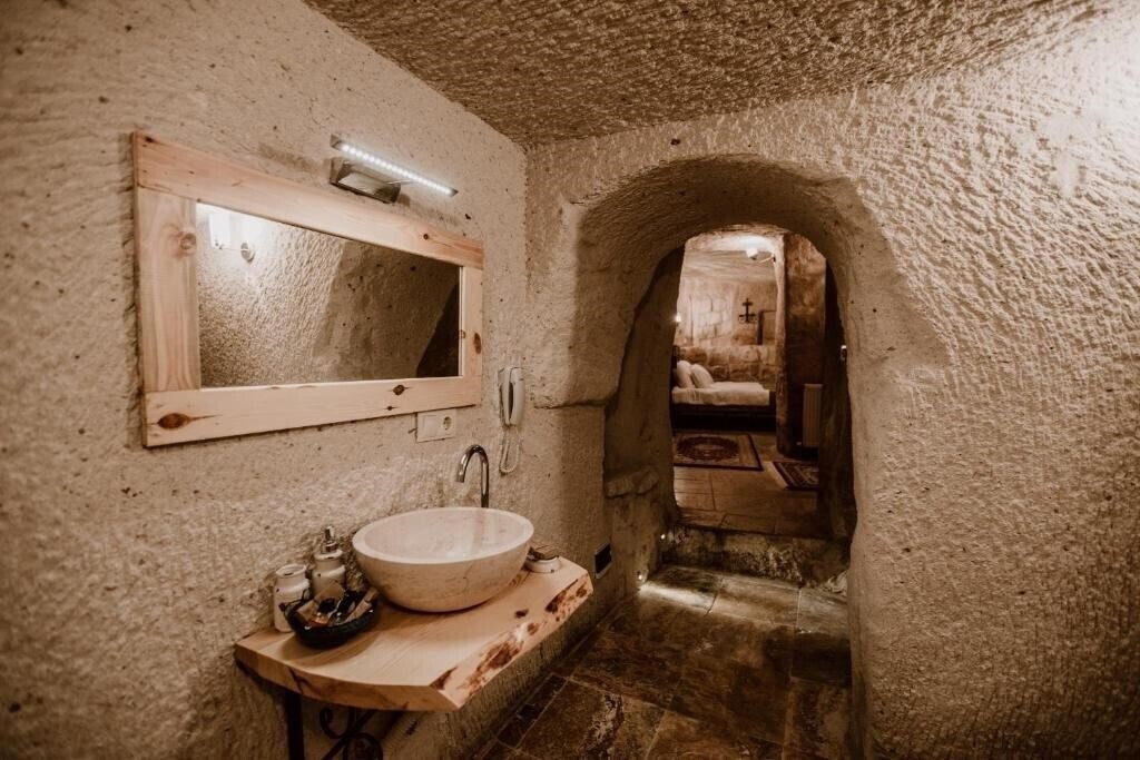 Готель Young Cave Hotel (ex. Crazy Horse Pension) 3*