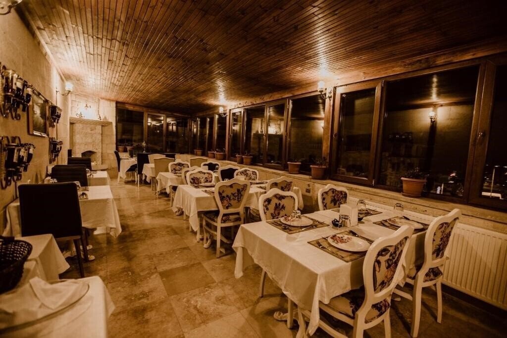 Фотографія Young Cave Hotel (ex. Crazy Horse Pension) 3*