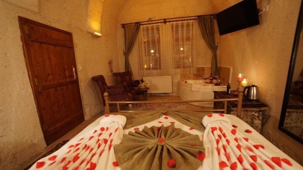 Зображення Young Cave Hotel (ex. Crazy Horse Pension) 3*