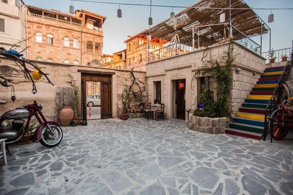 Картинка Young Cave Hotel (ex. Crazy Horse Pension) 3*