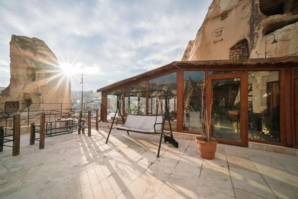 Готель Zeus Cave Suites 4*